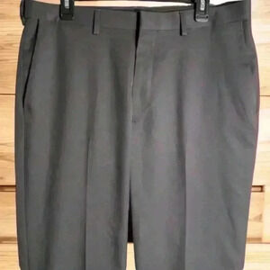 Haggar Men’s 36/32 gray flat front dress pants. #Dresspantsmen #graypants